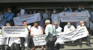 تجمع ایثارگران مقابل وزارت نفت/ اعتراض به اجرا نشدن ابلاغیه‌های وزیر