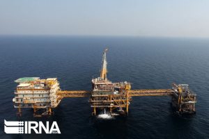 بازگشت تولید نفت ایران به پیش از تحریم‌ها تا پایان سال ۱۴۰۰