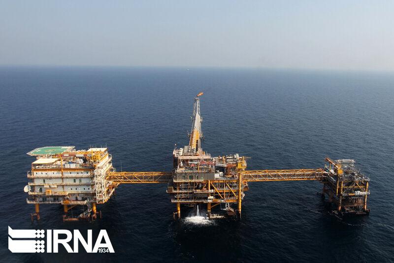 روحانی کشور را با کمترین رقم تولید نفت به رئیسی تحویل داد