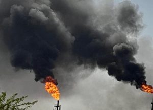 اهواز در دود مشعل های نفتی